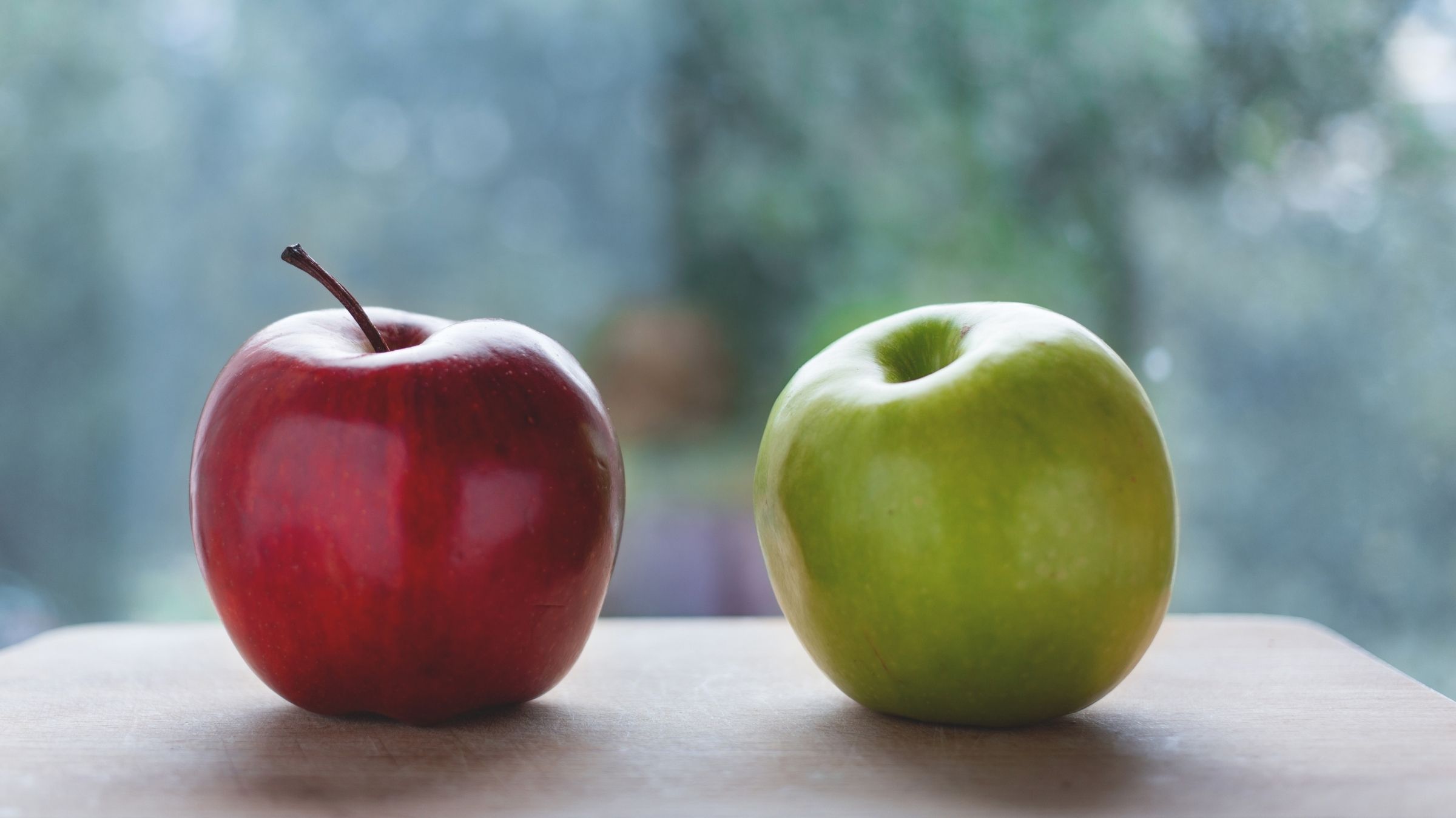 Clients comparant leurs options hypothécaires avec un courtier